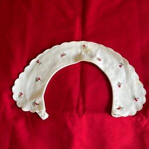 Vintage small women’s removable collar.